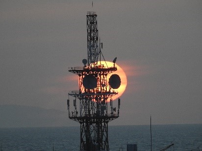 2023年3月1日に観測された「夕焼けパンダ」（提供：明石市立天文科学館）